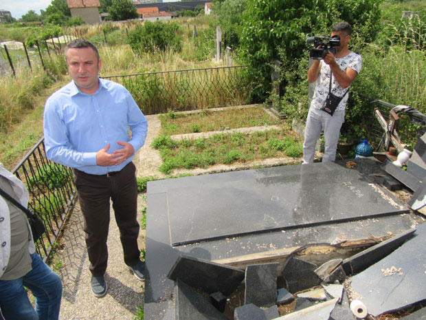 СКРНАВЉЕЊЕ СПОМЕНИКА У ЛИПЉАНУ: Ни покојницима не дају мира